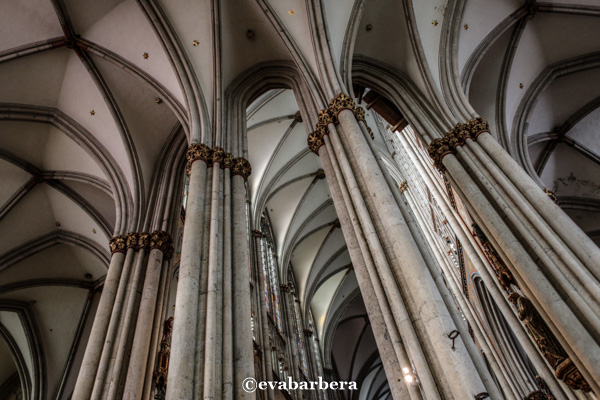 Colonia, reportage fotografico. Architettura gotica, pilastri a fascio e volte costolonate